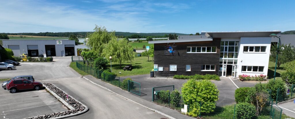 Vue aérienne de la maison communautaire qui est située à Rioz (70).